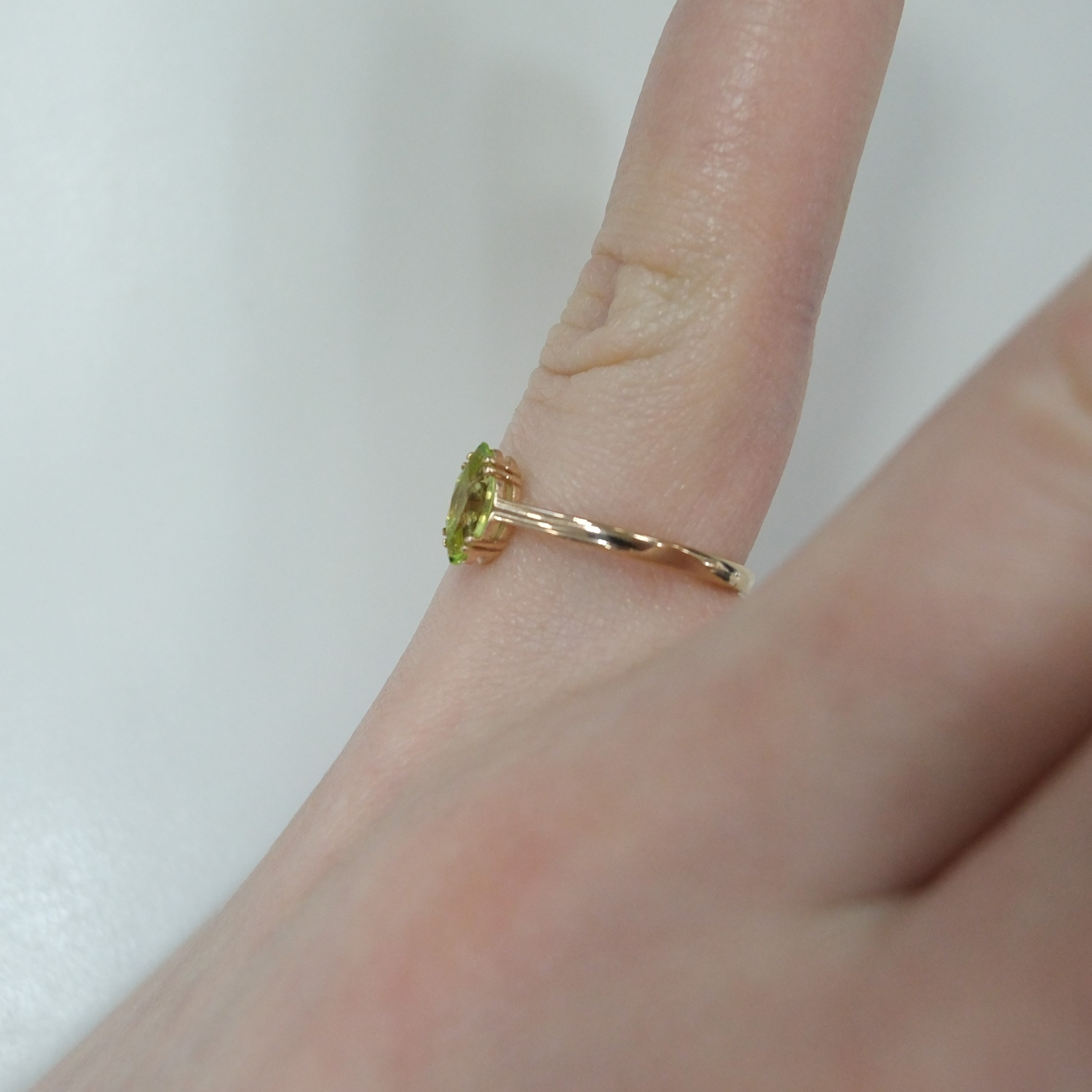 Серебряное кольцо с хризолитом